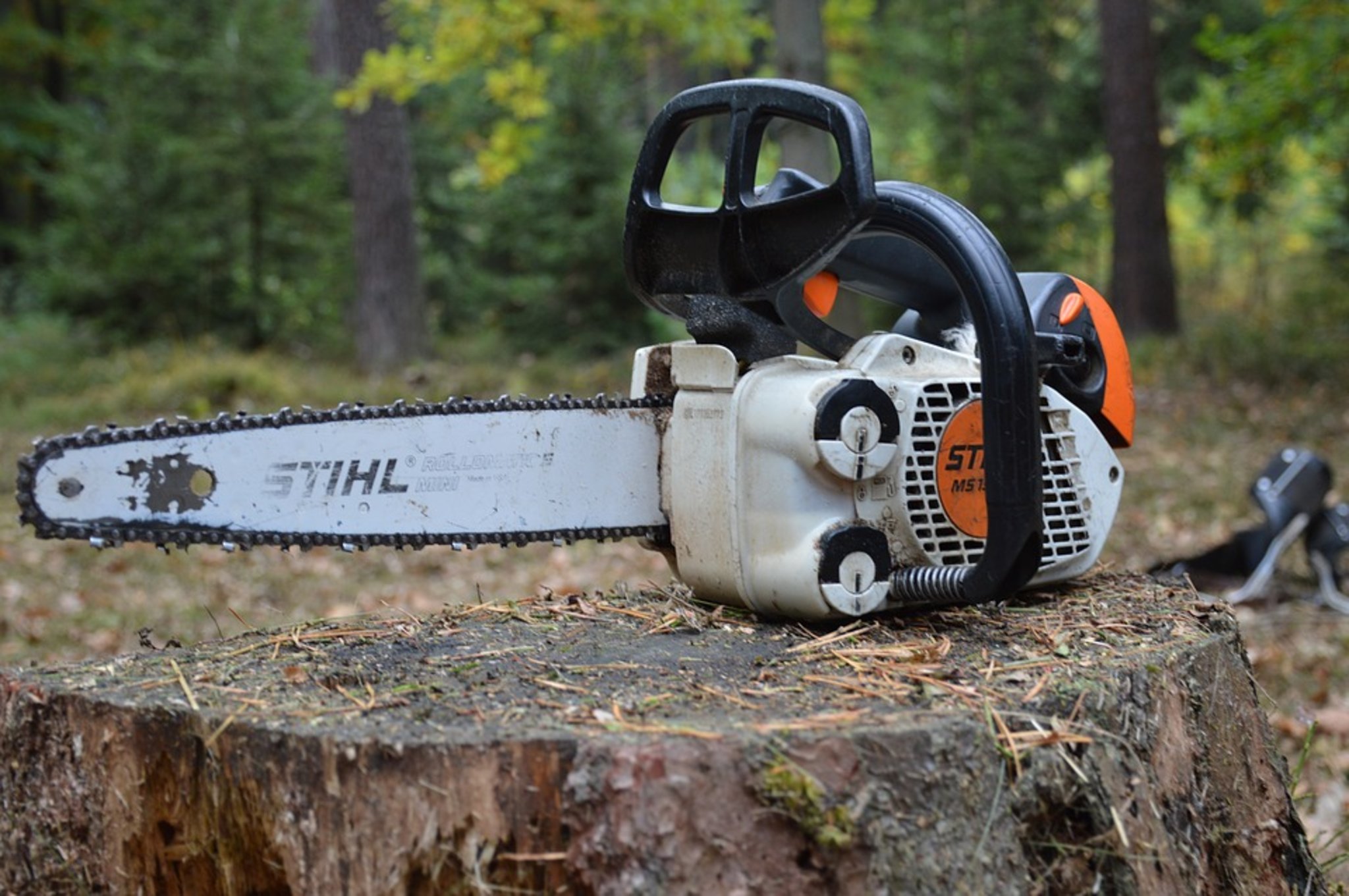 Бензопила фото инструмента Бензопила STIHL или Husqvarna - какую лучше купить в 2024 году